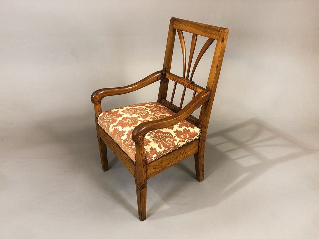 Foto Biedermeier Cherrywood Comfort Chair with Flowered Upholstery Germany 1865