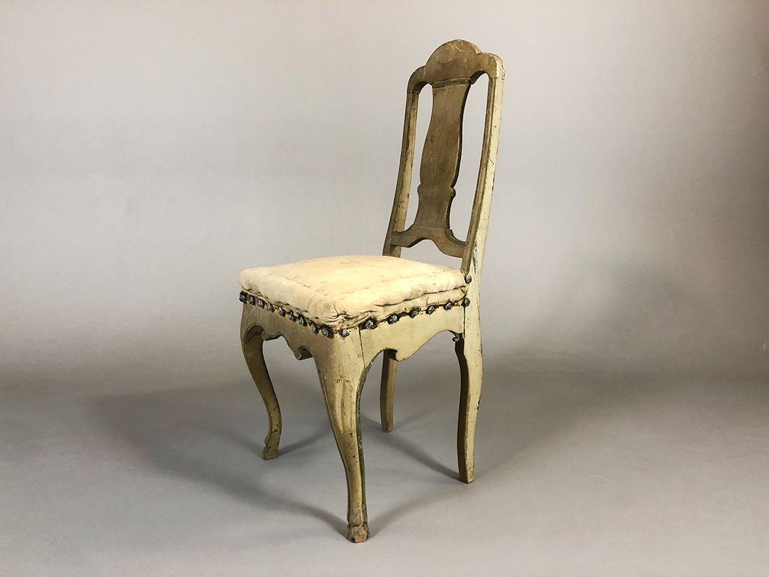 Foto Wooden Antique Chair with Leather Upholstery