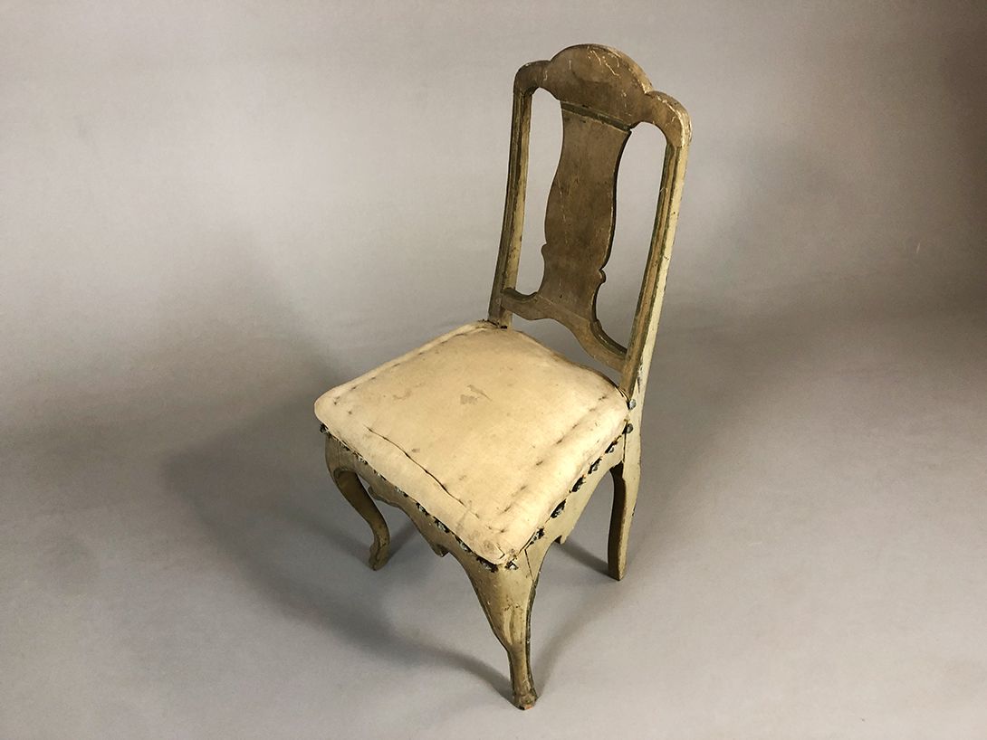 Foto Wooden Antique Chair with Leather Upholstery
