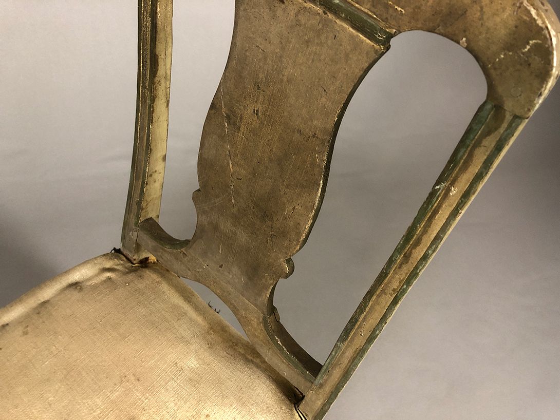 Foto Wooden Antique Chair with Leather Upholstery