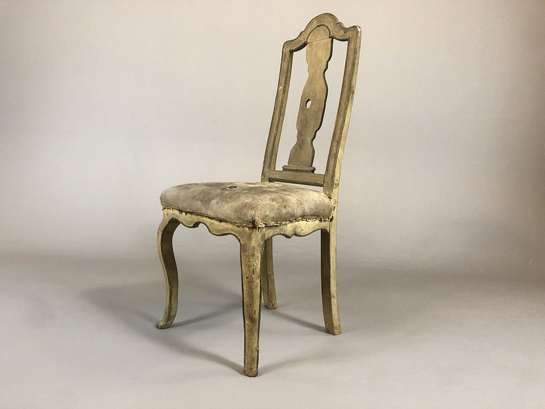 Foto Antique Wooden Chair with Leather Upholstery