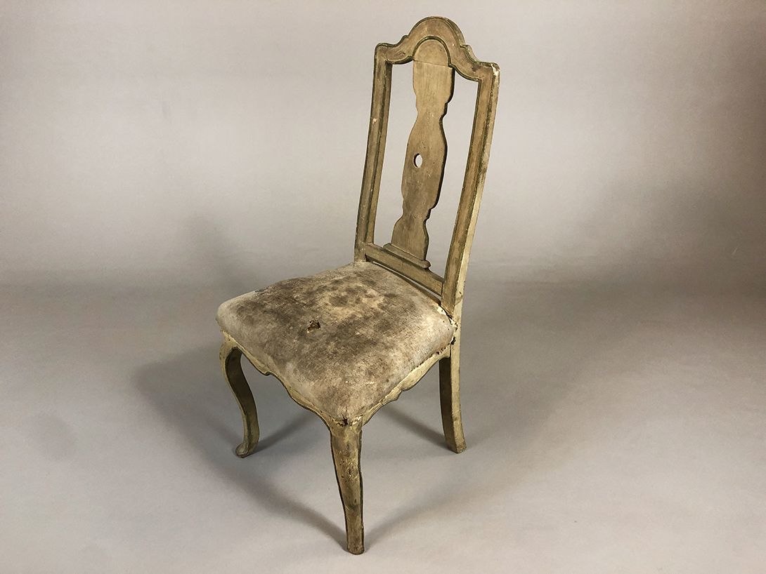 Foto Antique Wooden Chair with Leather Upholstery