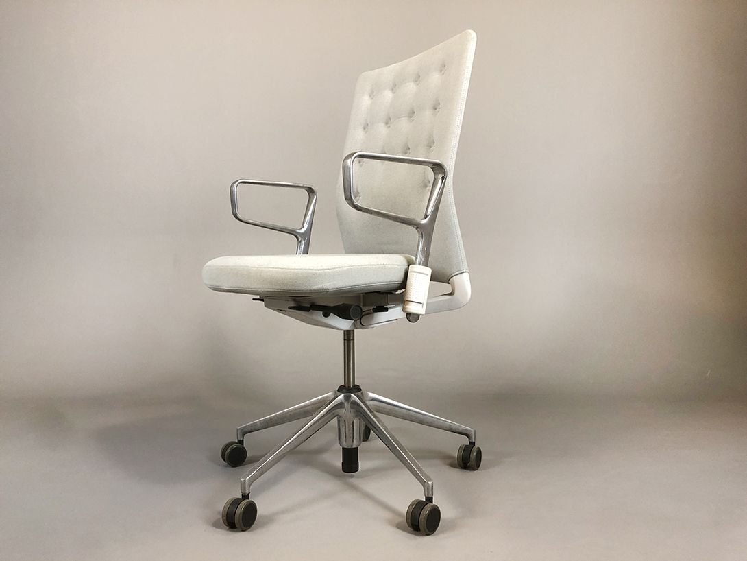 Foto White and Chrome Office Armchair