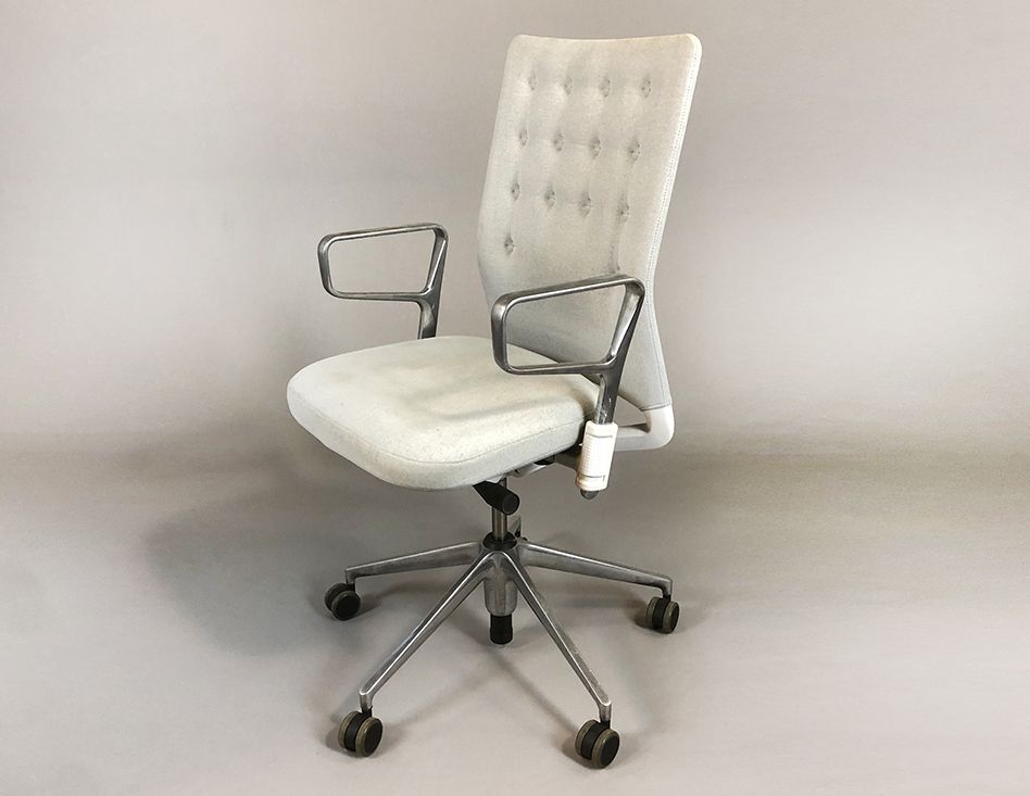 Foto White and Chrome Office Armchair