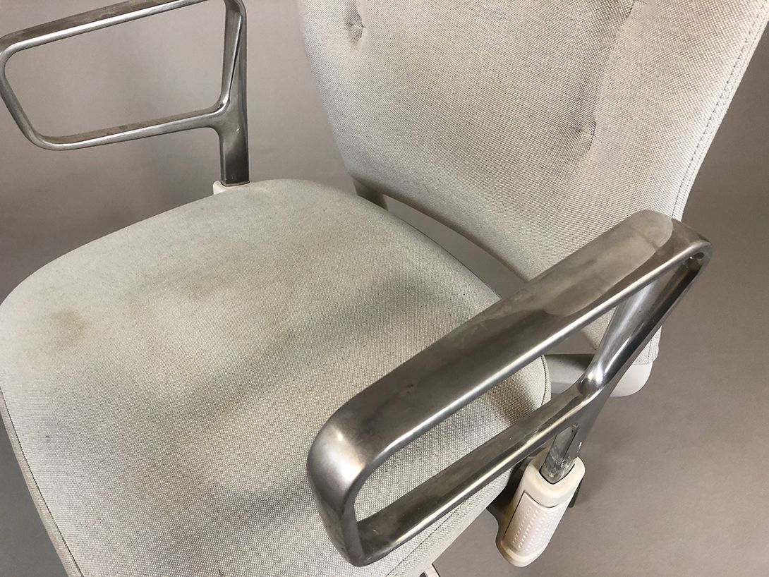 Foto White and Chrome Office Armchair