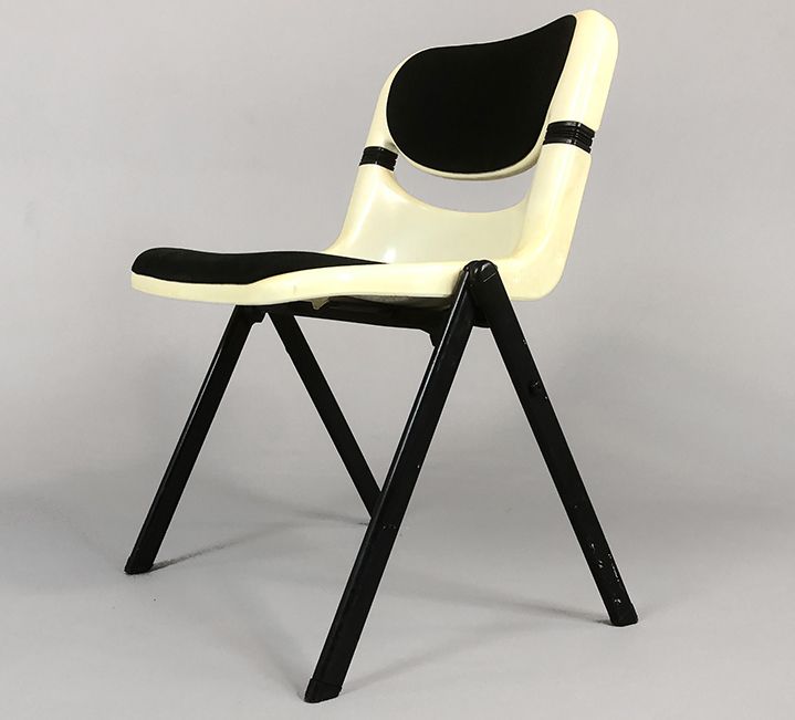Foto Emilio Ambasz/Giancarlo Piretti White Plastic Chair Black Textile Seats