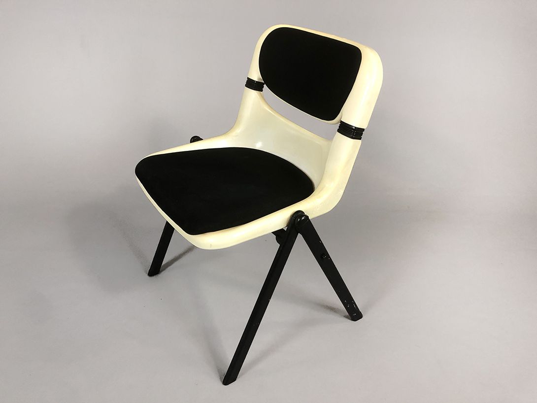 Foto Emilio Ambasz/Giancarlo Piretti White Plastic Chair Black Textile Seats