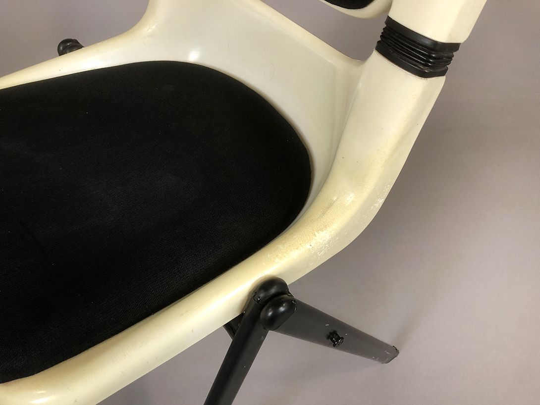 Foto Emilio Ambasz/Giancarlo Piretti White Plastic Chair Black Textile Seats