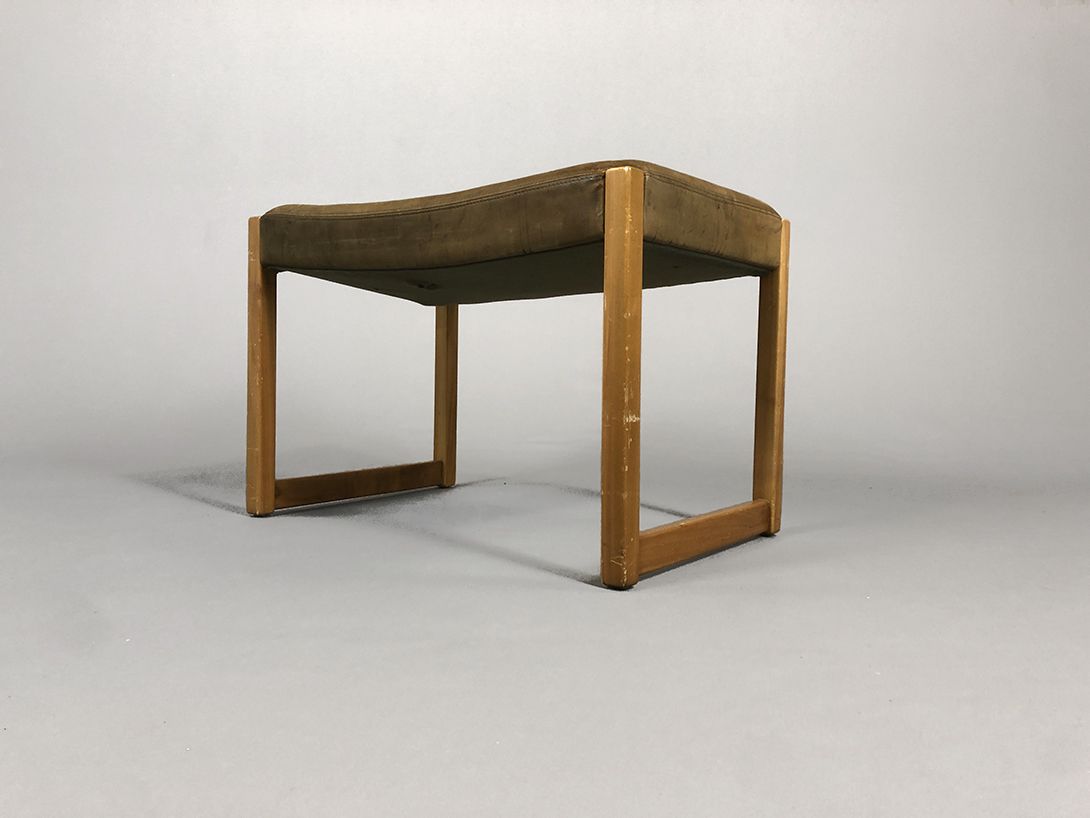 Foto Brown Leather Footrest with Wooden Frame