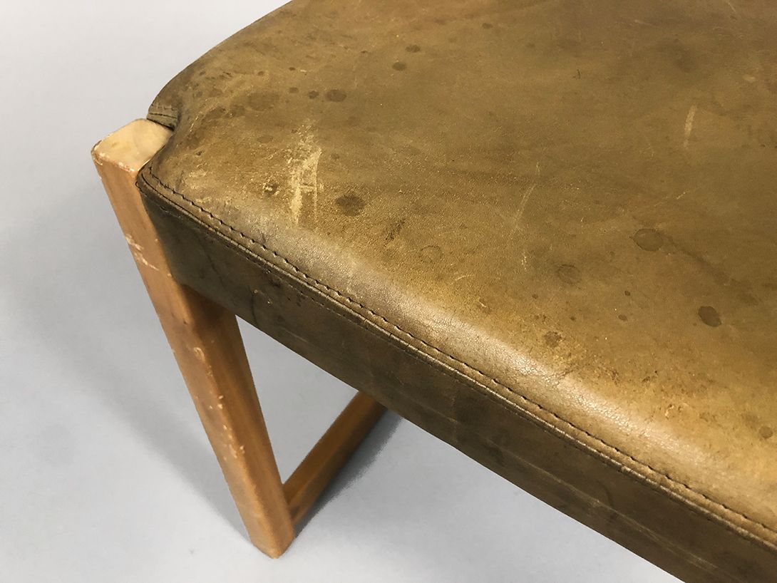 Foto Brown Leather Footrest with Wooden Frame