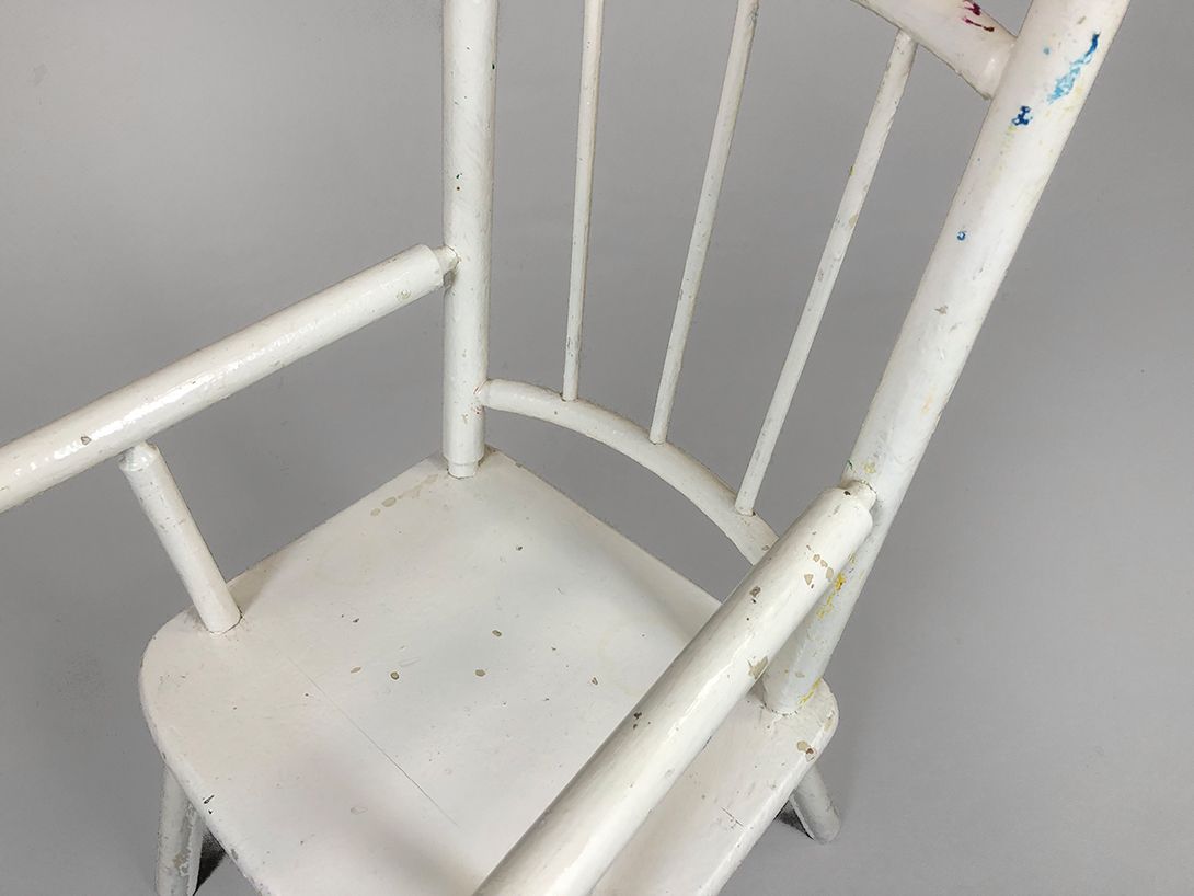 Foto White Wooden Children&#8217;s Chair with Armrests