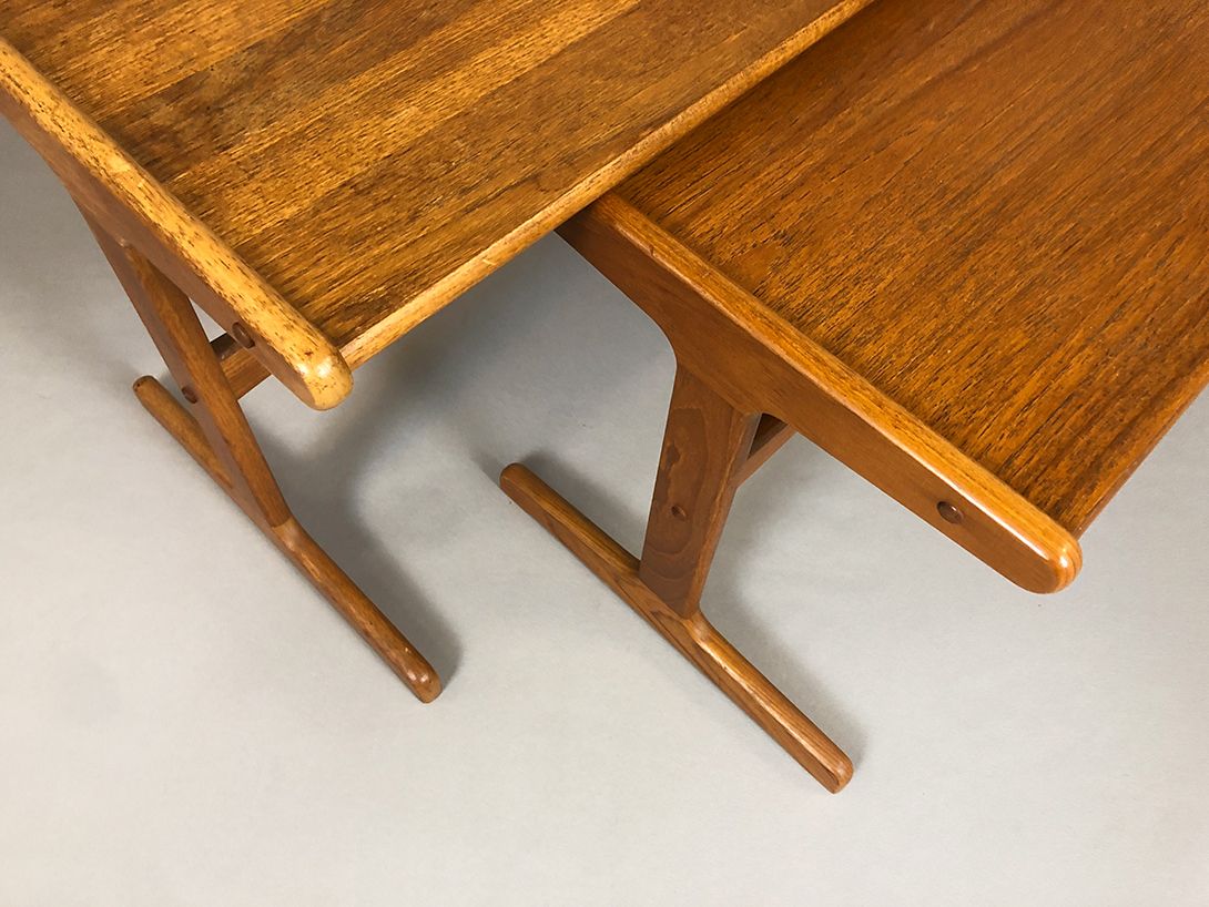 Foto Set of Two Teak Nesting Tables H47x63x41
