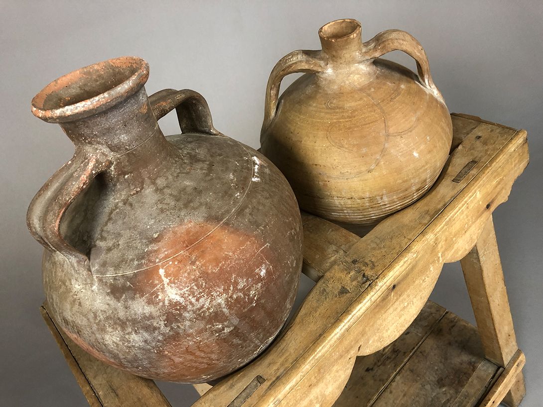 Foto Wooden Table with Stoneware Water Jugs h90x69x44