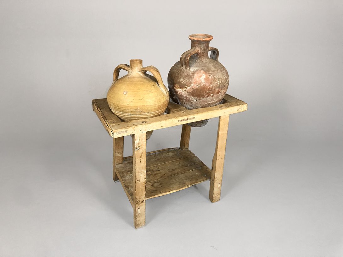 Foto Wooden Table with Stoneware Water Jugs h90x69x44