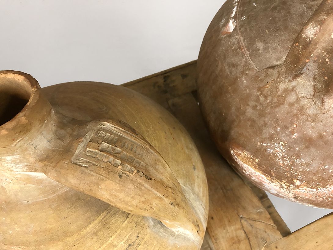 Foto Wooden Table with Stoneware Water Jugs h90x69x44