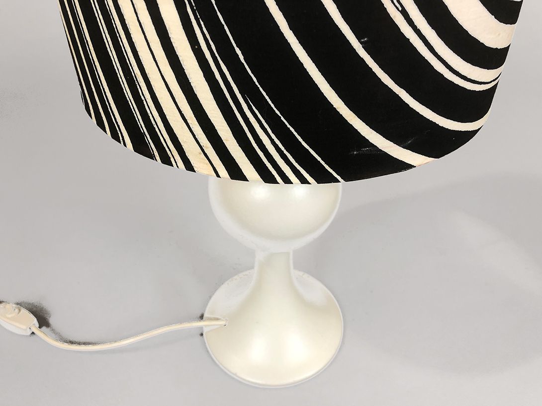 Foto Table Lamp with White Stand and Black and White Shade h55
