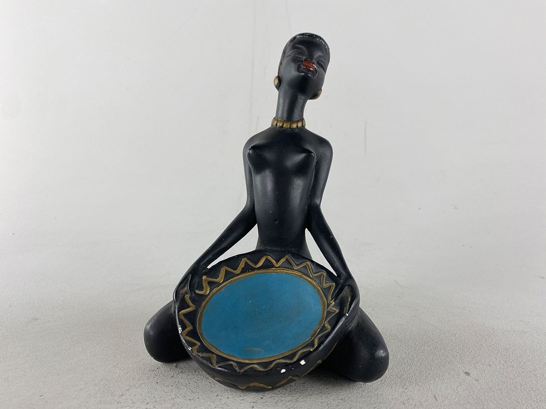 Foto African Tribe Girl holding Plate