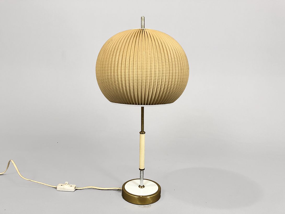 Foto Table Lamp with White and Brass Stand and Golden Lampion Shade h60