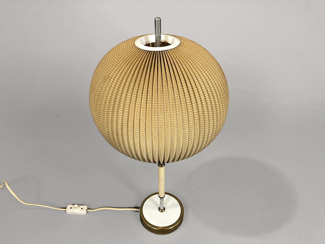 Foto Table Lamp with White and Brass Stand and Golden Lampion Shade h60