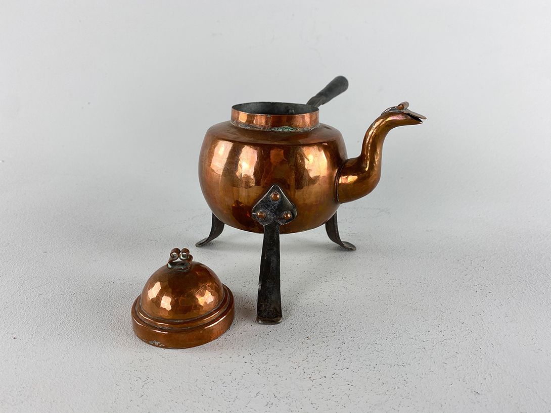 Foto Copper Teapot with Feet and Handle
