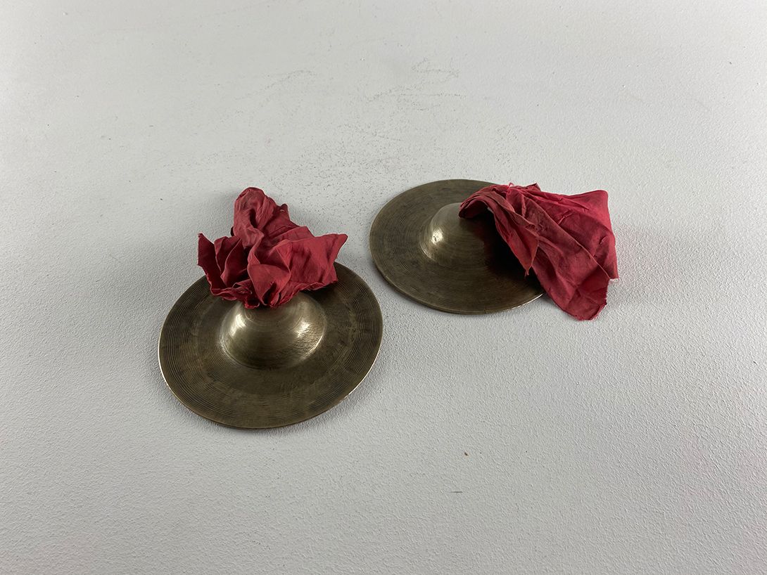 Foto Tiny Cymbals with Red Fabric
