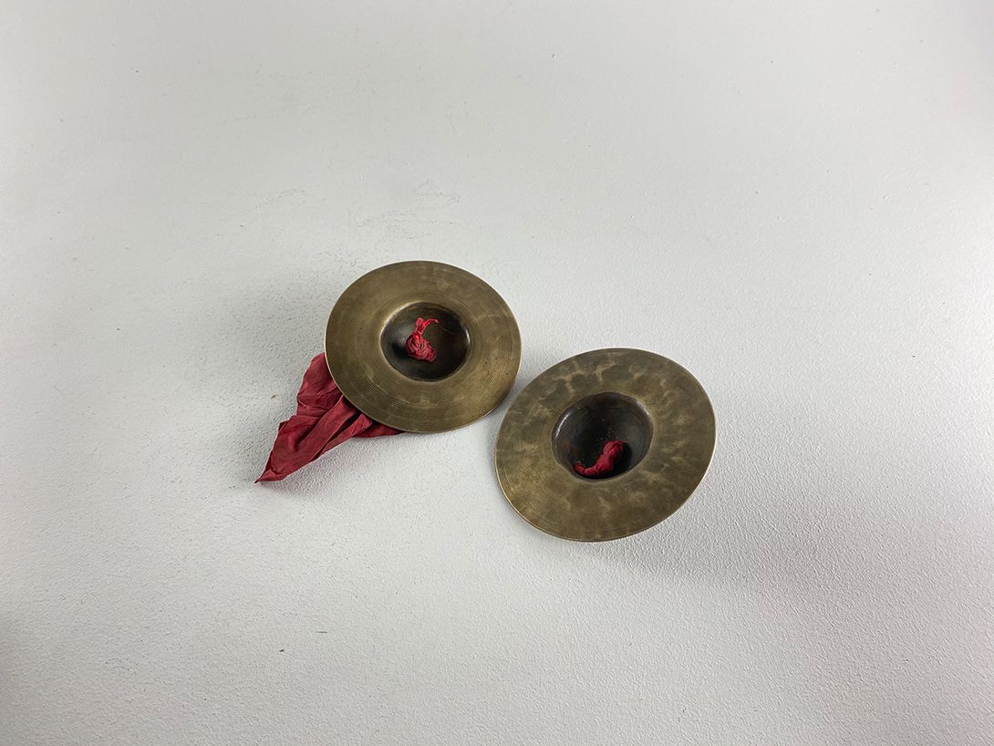 Foto Tiny Cymbals with Red Fabric