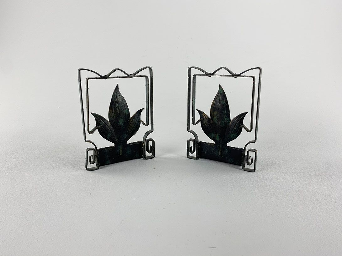 Foto Two Metal Bookends with Leaf Design