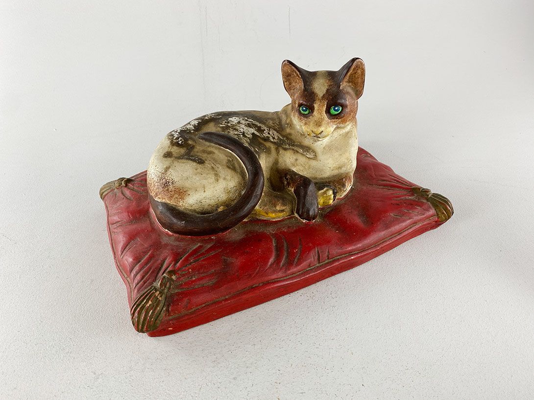Foto Relaxing Cat Sculpture