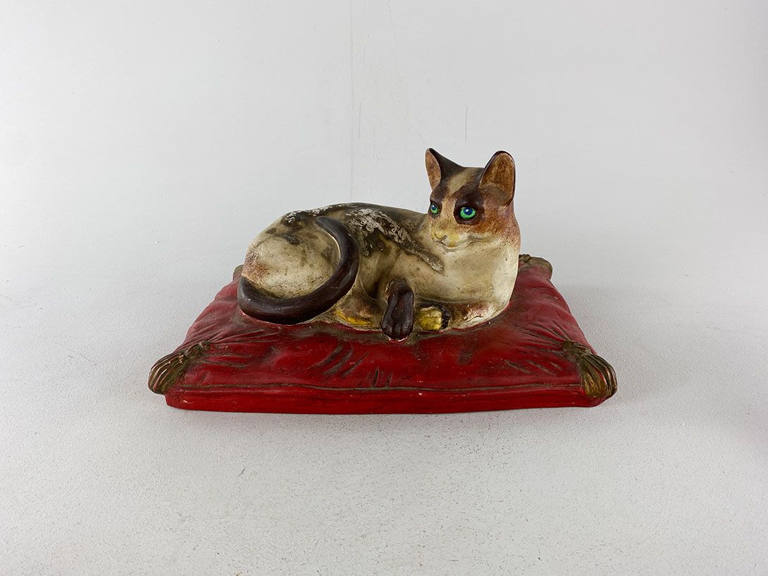 Foto Relaxing Cat Sculpture