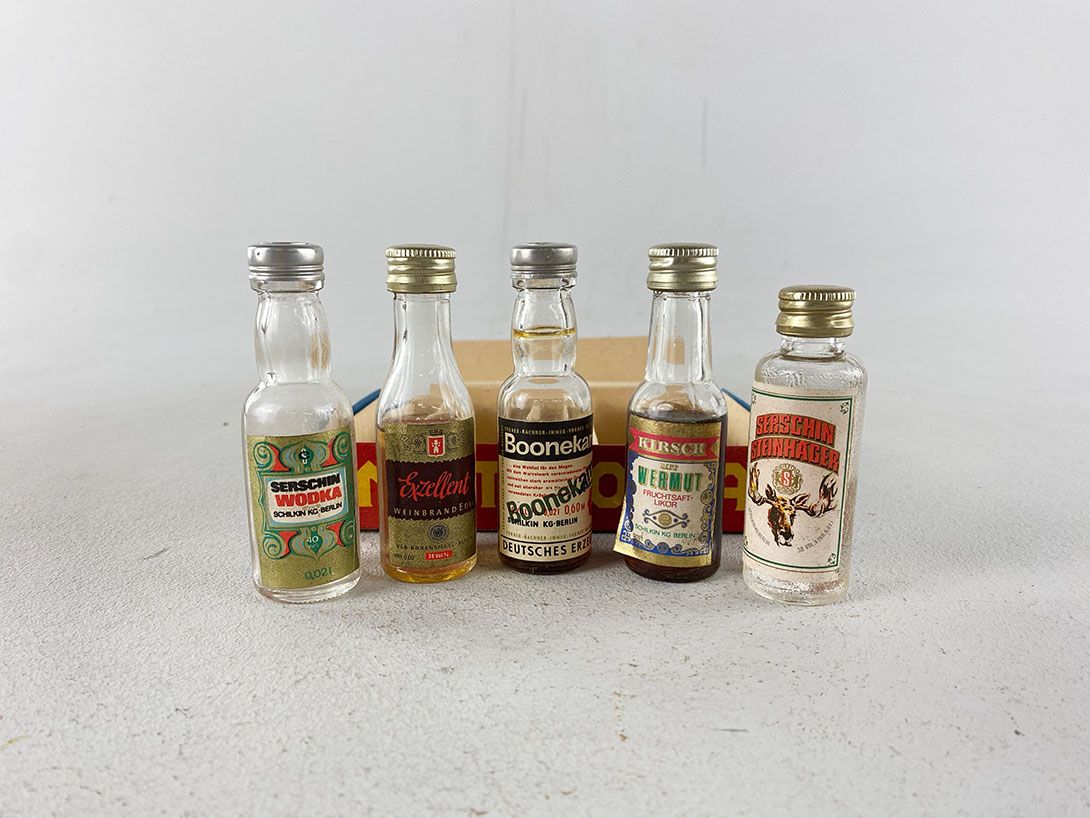 Foto &#8220;Souvenir Bar&#8221; Tiny Liquor Bottles, Berlin