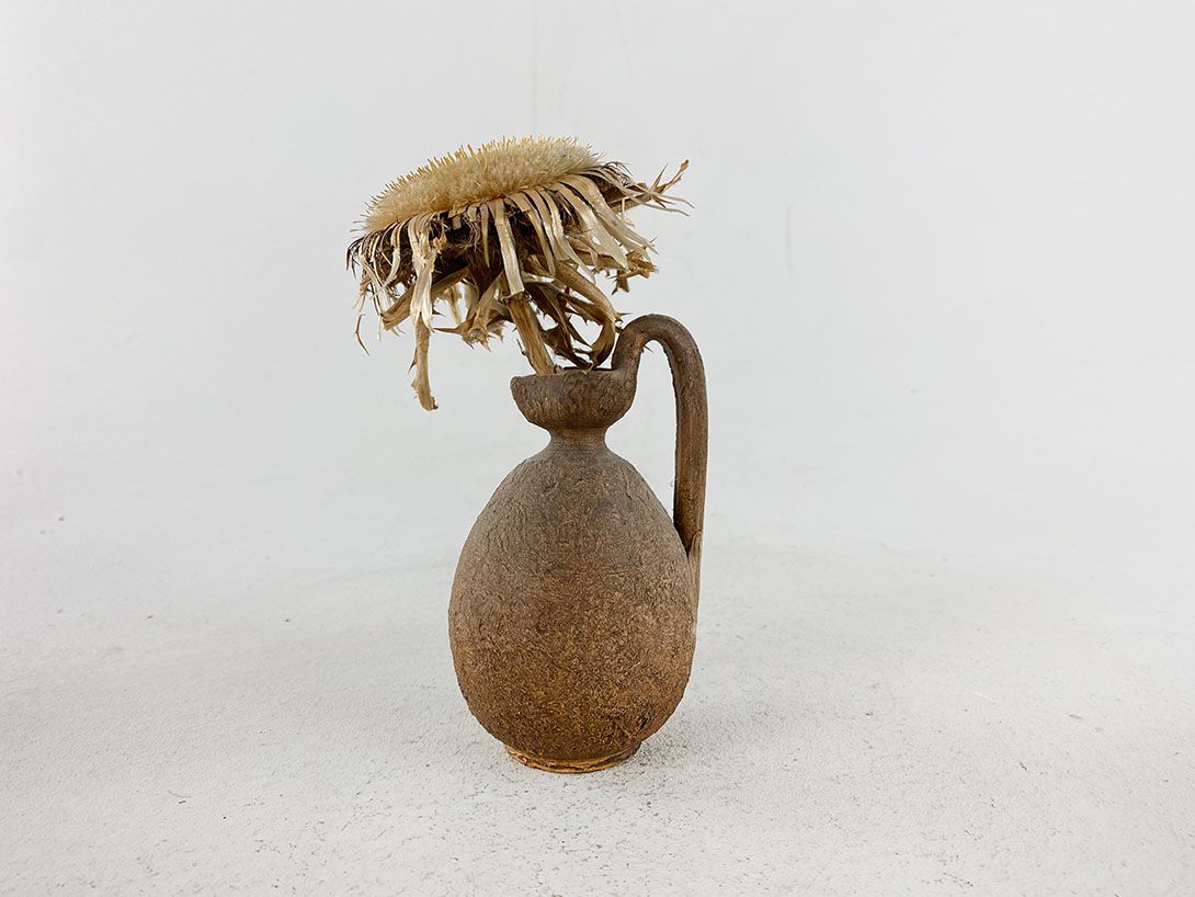 Foto Dry Sunflower in Brown Vase