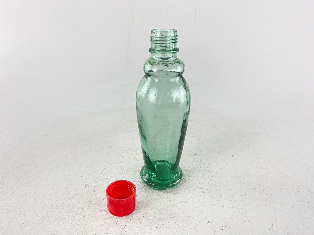 Foto Green Glass Bottle with Red Cap