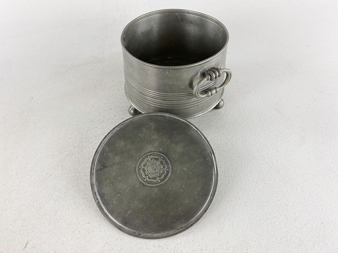 Foto Silver Metal Pot with Feet and Handles