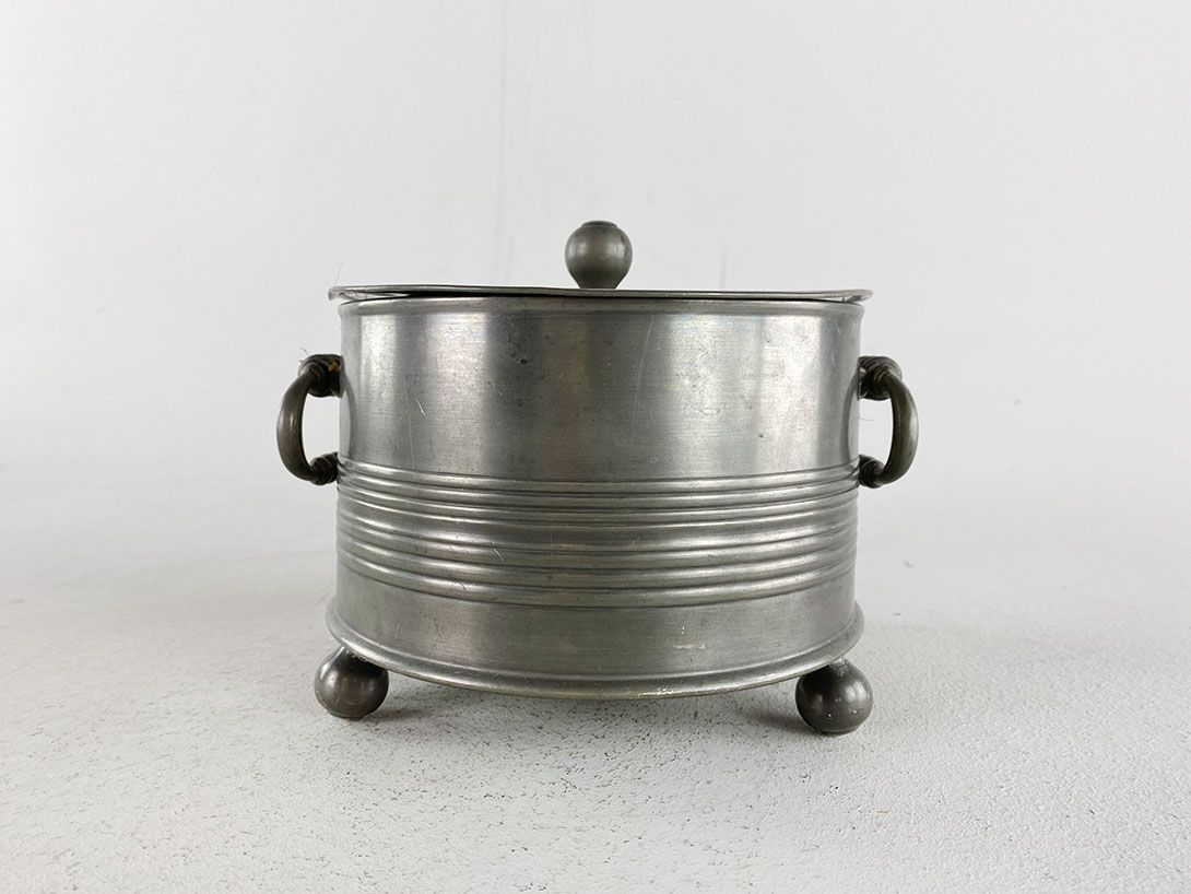 Foto Silver Metal Pot with Feet and Handles