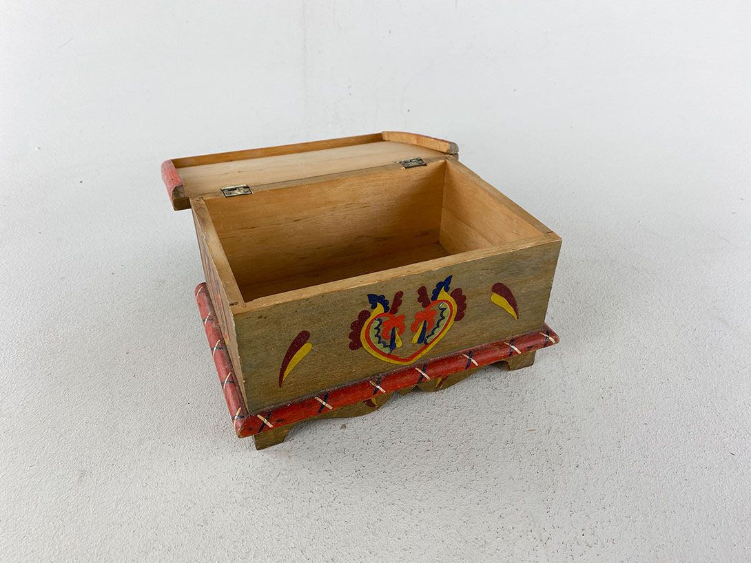 Foto Lovely Handcrafted Chest, Germany