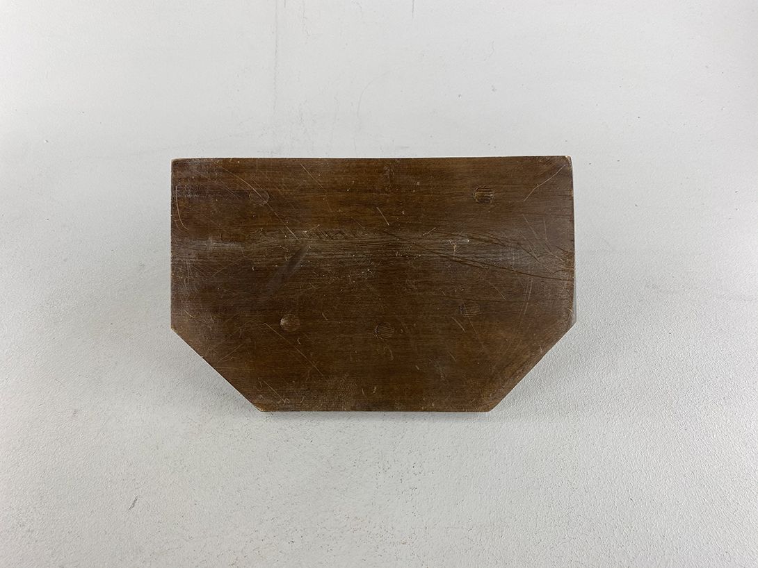 Foto Massive Wooden Wall Shelf