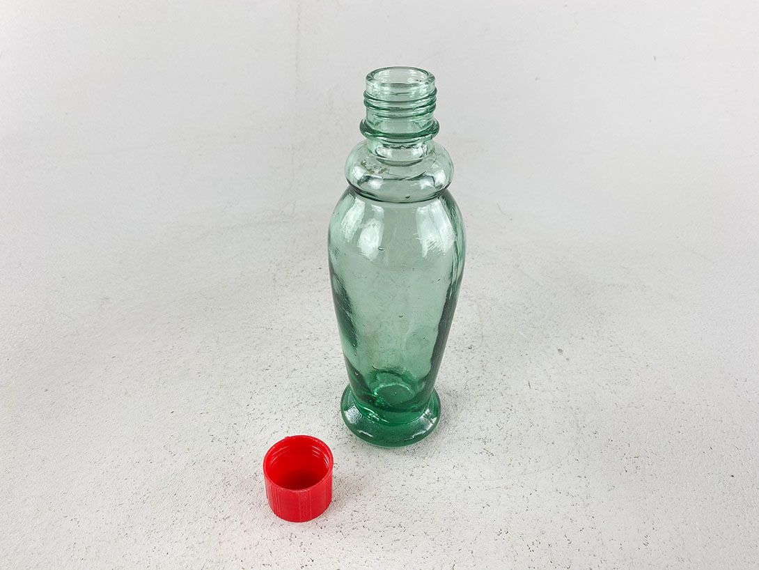 Foto Green Glass Bottle with Red Cap