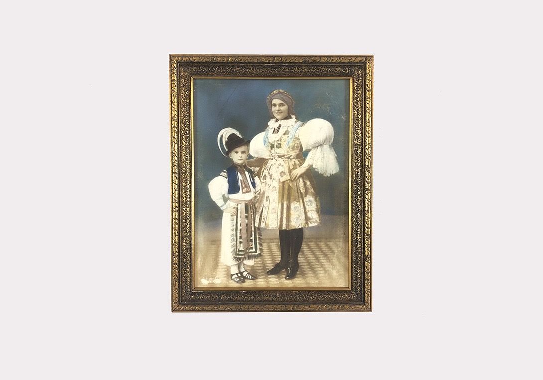 Foto Painting Of Slavic Siblings in Folk Clothing 15D15