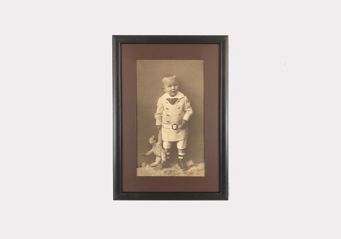 Foto Photo of a Young Boy holding his Teddy Bear 15D14