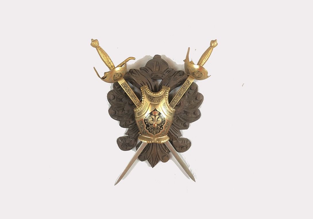 Foto Swords on Ornate Piece of Wood h40x33x8