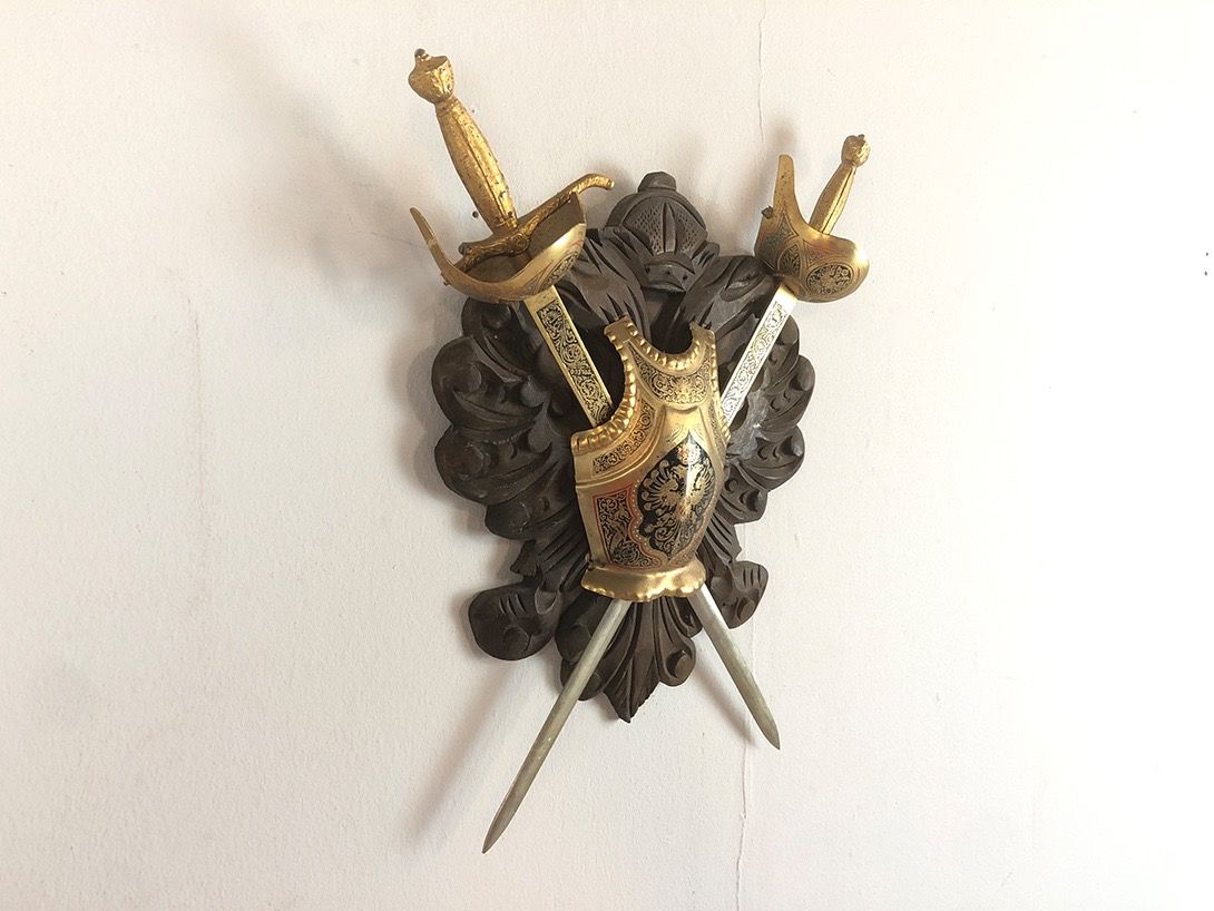Foto Swords on Ornate Piece of Wood h40x33x8