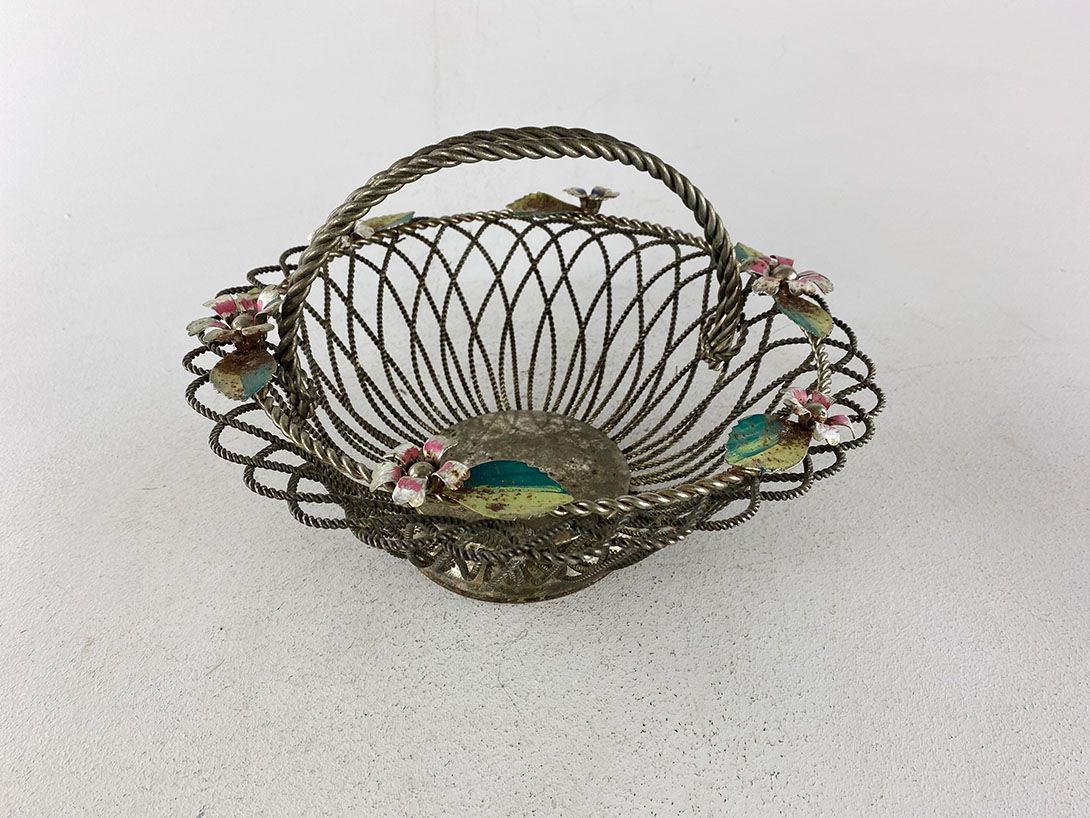 Foto Metal Basket with Flowers