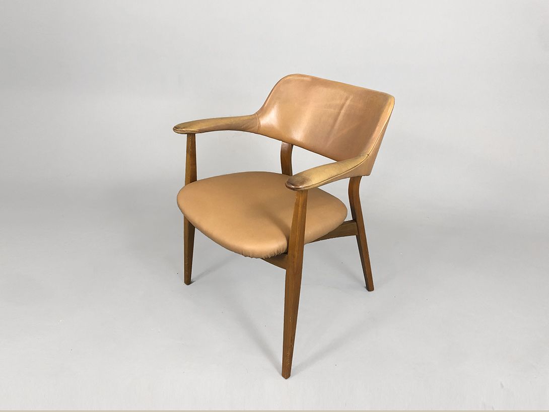 Foto Brown Armchair with Wooden Frame and Leather Upholstery