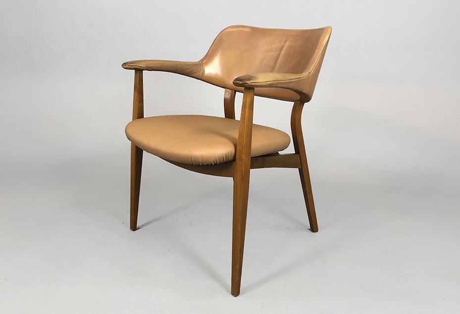 Foto Brown Armchair with Wooden Frame and Leather Upholstery