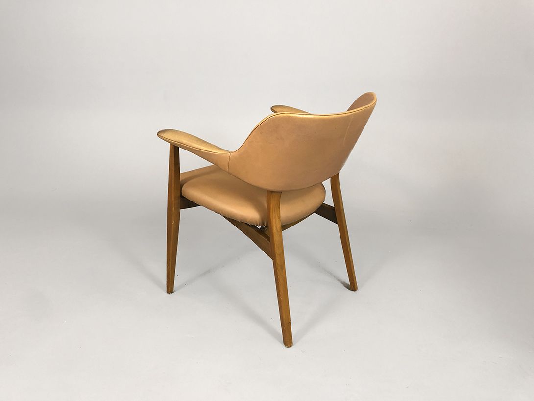 Foto Brown Armchair with Wooden Frame and Leather Upholstery