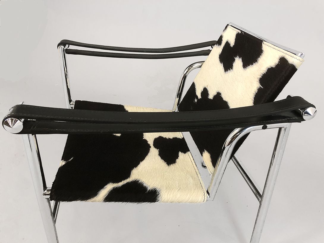 Foto Black and White Cow Skin Chair with a Chrome Frame