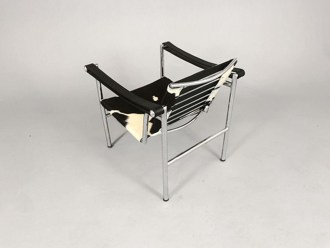 Foto Black and White Cow Skin Chair with a Chrome Frame