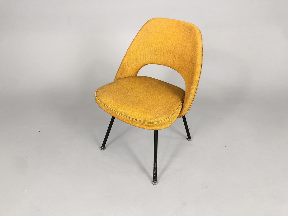 Foto Yellow Eero Saarinen for Knoll International Executive Chair No. 72