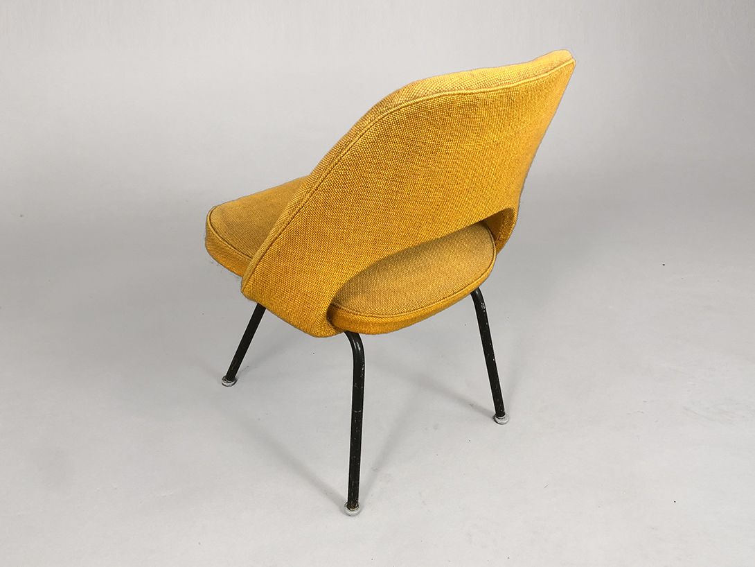 Foto Yellow Eero Saarinen for Knoll International Executive Chair No. 72
