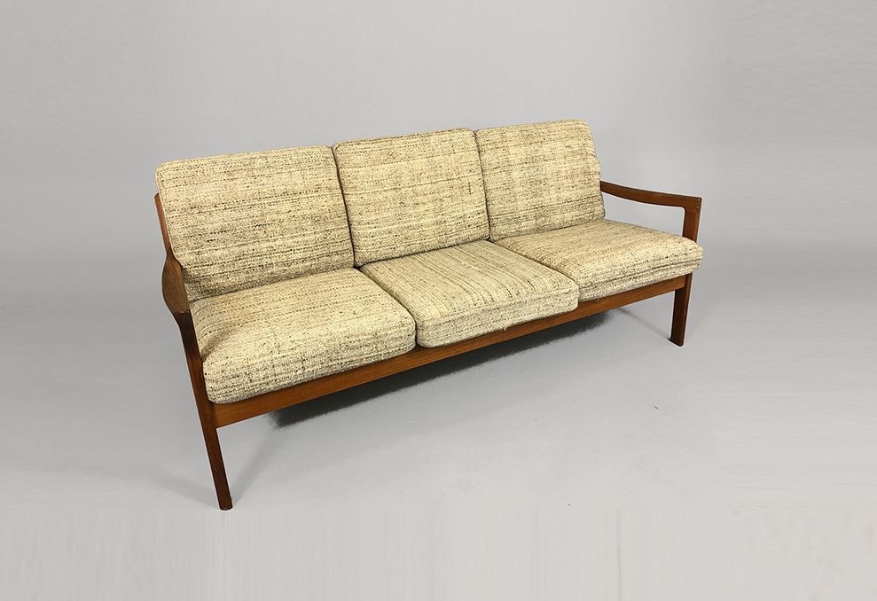 Foto Ole Wanscher Senator Sofa for Cado with Beige Upholstery 1955